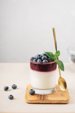 Yaban mersinli jelatin tatlısı. Yoğurt ve yaban mersini reçeli.