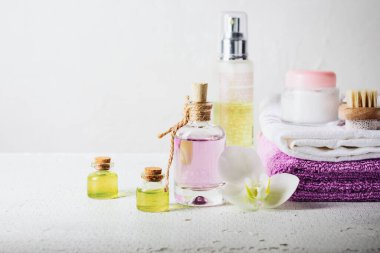 Temel yağlar, beyaz arka planda cam şişelerde parfümlü su. Sağlık ve kaplıca ürünleri.