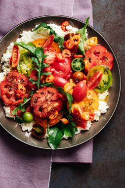 Biberli domates salatası, roka ve peynir..