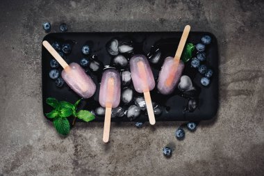 Yabanmersinli mojito buzlu dondurma. Donmuş kokteyl tazeleniyor, üst görünüm.