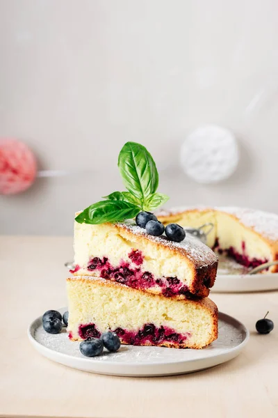 İki dilim yaban mersinli limonlu kek..