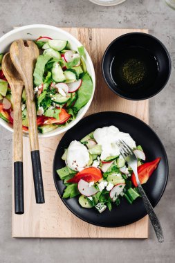 İki kase domatesli sebze salatası, salatalık, turp, avokado ve peynir..