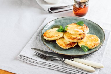 Kahvaltıda ballı süzme peynirli krep..