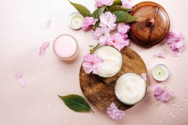 Cilt bakım ürünleri, spa tedavileri, üst görünüm.