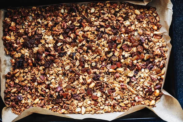 Kuru üzümlü ve fındıklı ev yapımı granola..