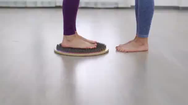 Τα πόδια των γυναικών στέκονται σε μια σανίδα με αιχμηρά νύχια, Sadhu Board — Αρχείο Βίντεο