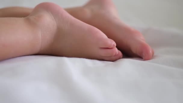 Gros plan du pied d'un petit garçon qui dort sur un lit — Video