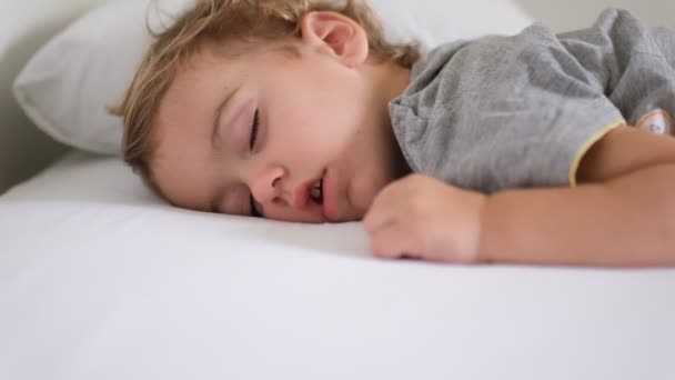 Aranyos baba fiú alszik napközben — Stock videók