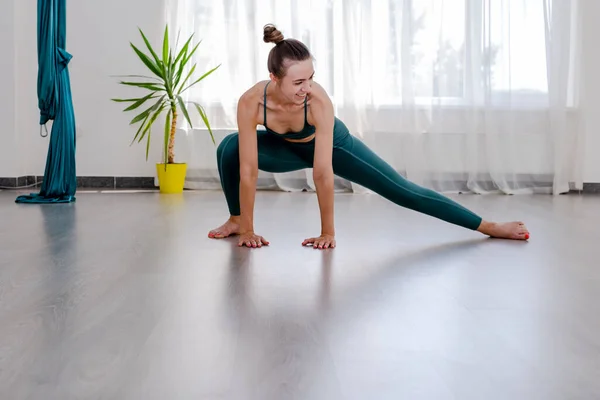 Portret de Joven mujer atractiva deportista practicando yoga, ejercitando — Foto de Stock