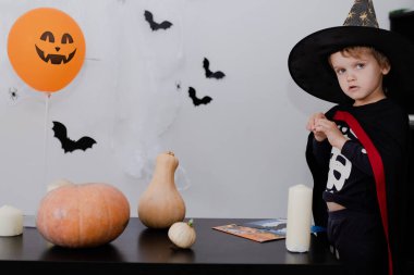 Cadılar Bayramı 'nda çocuklar. Cadılar Bayramı kostümü giymiş komik çocuk. Mutlu Cadılar Bayramı