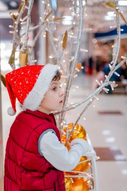 Noel pazarındaki şirin küçük okul çocuğu. Tatiller, Noel, çocukluk ve insanlar konsepti.