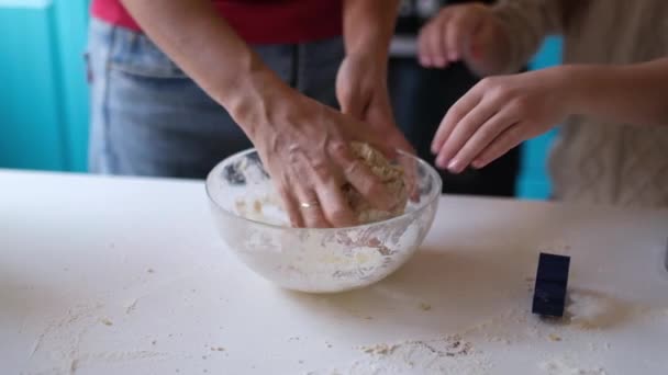 Handen van moeder en dochter die deeg kneden. Moeder onderwijs meisje koken. — Stockvideo