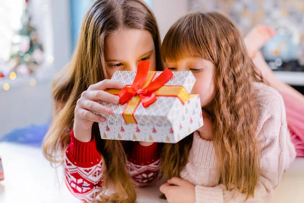 Noel kızı mutfakta kutu açıyor. Kapalı Işıklar