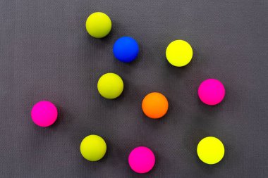 Renkli Myofascial masaj topları gri paspasın üzerinde. Üstten görüntüle