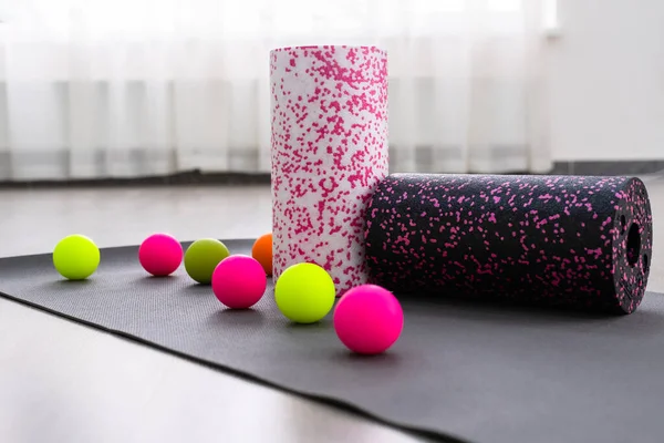Színes Myofascial kiadás masszázs labdák, roll és más test tekercs vissza szürke szőnyegen — Stock Fotó