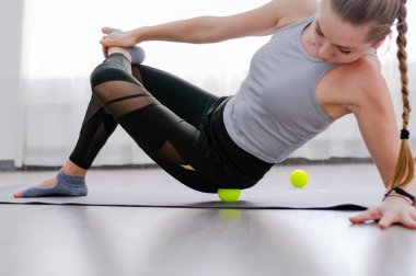 Kadınlar kalçalarına Myofascial masaj topları takarlar.