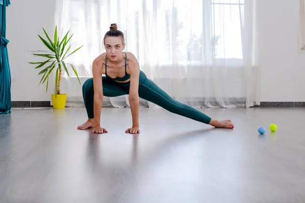 Portret de Joven mujer atractiva deportista practicando yoga, ejercitando —  Fotos de Stock