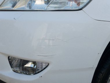 Arabanın ön tamponunda madenci çizikleri var.