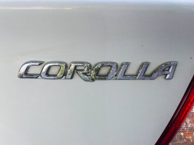 SWAT VALLEY, PAKISTAN - 05 Ekim 2021: Toyota corolla logosu beyaz bir arabanın bagajında