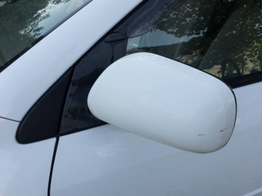 Bir arabanın ya da aracın yan aynası.