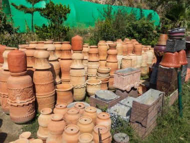 Bitkiler için farklı tasarım ve boyutlarda kil kaplar