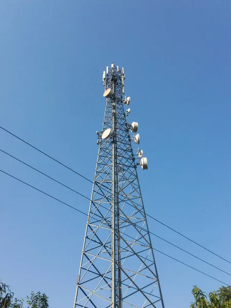 Телекоммуникационная Башня Рядом Электрическими Линиями — стоковое фото
