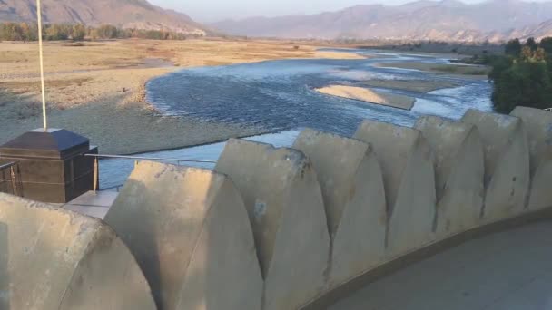 Θέα Στο Τοπίο Του Ποταμού Swat Από Ένα Φρούριο — Αρχείο Βίντεο