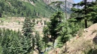 Ush toprağı ve Mahodand Gölü 'ne uzanan asfaltsız yol