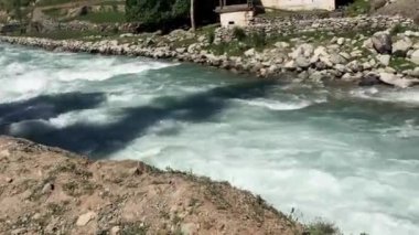 Kalam Swat Vadisi 'nden akan nehir Mahodand Gölü' ne giden toprak yol boyunca akıyor.