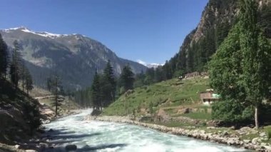 Güzel bulutlu ve yağmurlu ormanlı Usho nehri manzarası