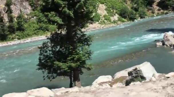 Aguas Cristalinas Azules Del Río Swat Registradas Desde Coche Movimiento — Vídeos de Stock