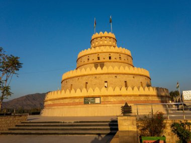Ekselansları Şeyh Zayed Bin Sultan Al Nahyan Köprüsü, River Swat Anıtı binası.