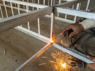 Bir atölyede kaynak demir rafları ya da raf