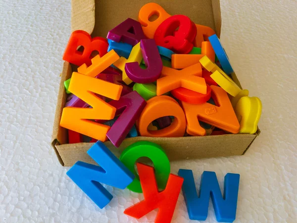 Mehrfarbige Buchstaben Einem Kasten Mit Weißem Texturhintergrund — Stockfoto