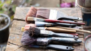 Seçici odaklı ve bulanık arkaplan ile kullanılan resim fırçaları