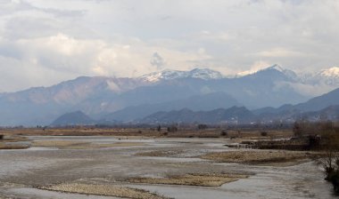 Yağmur yağdıktan sonra kışın Nehir SWAT 'ının güzel manzarası