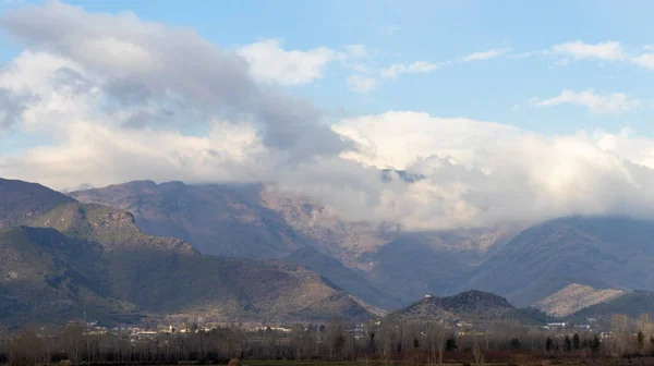 Vista Panorâmica Uma Nuvem Sobre Uma Montanha — Fotografia de Stock