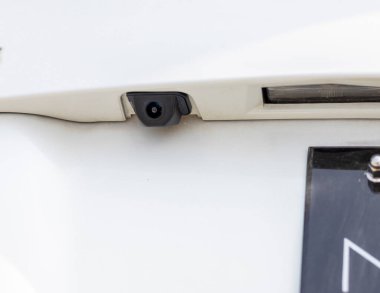 Güvenlik için arabadaki arka kamera.