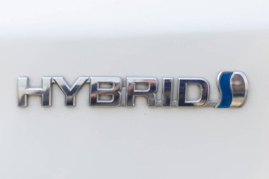Swat, Pakistan, 21 Şubat 2022: Toyota hibrit araba ambleminin yakın çekimi