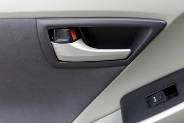 Bir arabanın krom sapı.