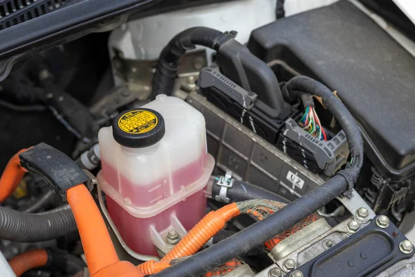 자동차 냉각기의 저수지 — 스톡 사진