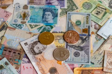 Bitcoins farklı ülkelerin banknotlarında BTC sikkeleri