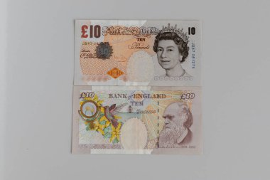 İngiltere Bankası 'nın onluk banknotu, ön ve arka tarafı çift taraflı.