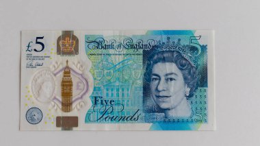 İngiltere Bankası 'nın 5 sterlinlik banknotunda Kraliçe 2. Elizabeth' in resmi var.