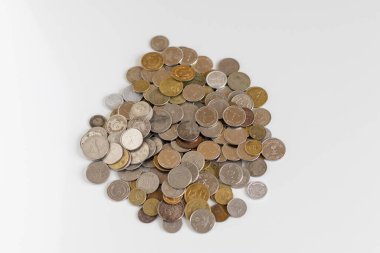 Dünyanın dört bir yanından kopyalanmış farklı paralar.