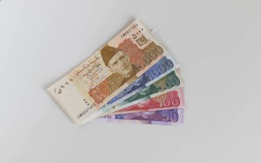 Pakistan 'ın 5000, 1000, 500, 100 ve 50' lik banknotları
