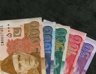 Beş bin, yüz, beş yüz, yüz elli rupi.