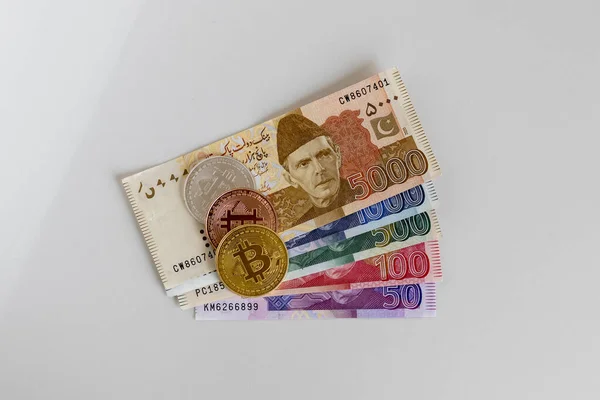 Bitcoin Monete Criptovaluta Sopra Banconota Pakistana Con Sfondo Bianco Isolato — Foto Stock