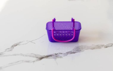 Minyatür boş mor alışveriş çantası