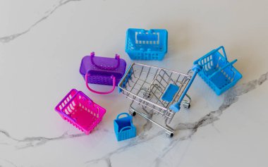 Mini alışveriş arabası ve küçük çantalar satış konsepti.
